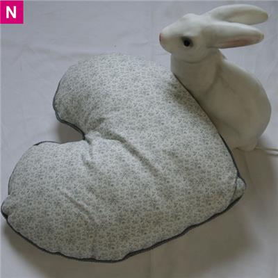 Coussin coeur fleuri gris